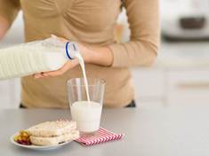Ani tři sklenice mléka denně osteoporózu nezvrátí!