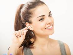 Zbavování se ušního mazu může vést ke ztrátě sluchu