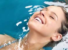 Jak chlorovaná voda v bazénu škodí ženské kráse