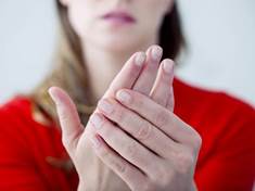 Ženy mají častěji studené ruce, protože mají méně svalů než muži