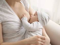 Matky uklidňující dětský pláč kojením přispívají k epidemii obezity
