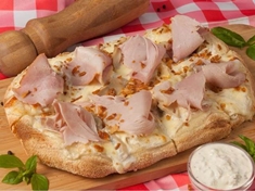 Pizza se smetanovým základem je lahodná alternativa klasické pizzy s rajčatovou omáčkou. Smetanový základ dodá pizze jemnou a krémovou chuť, kterou doplní vybrané ingredience jako je šunka, mozzarella a čerstvá bazalka.
