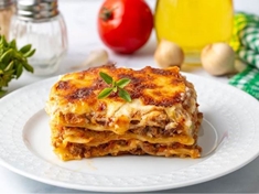 Lasagne je tradiční italské jídlo, které je oblíbené po celém světě. Tento recept je klasická verze s ragú, bešamelovou omáčkou a sýrem.
