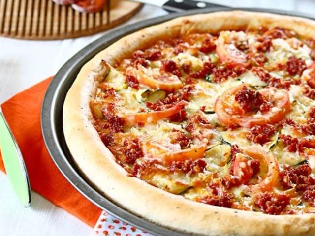 Pizza s rajčaty a chorizem