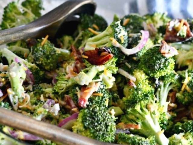 Brokolicový salát s anglickou slaninou