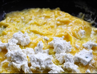  Omeleta  se  dvěma  druhy sýrů        