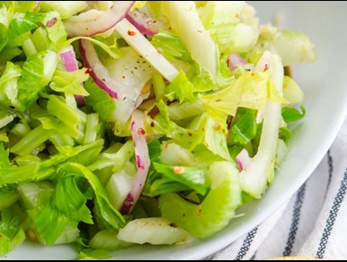  Celerový salát s parmezánem                