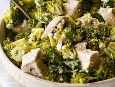  Kuřecí salát s brokolicí                     