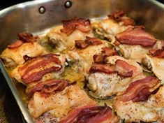 
	Recept na zapečené kuřecí kousky s anglickou slaninou.

