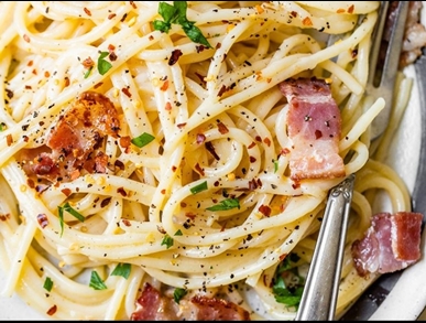  Česnekové špagety se slaninou             