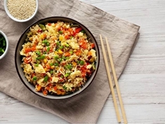 Tento recept na smaženou rýži s květákem a kimči je skvělým způsobem, jak připravit rychlý a zdravý oběd. Květák a kimči dodají jídlu výraznou chut' a vůni, zatímco rýže poskytne dostatek energie na zbytek dne.
