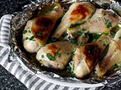 
	Recept na pečené kuřecí paličky na podmáslí a česneku.
