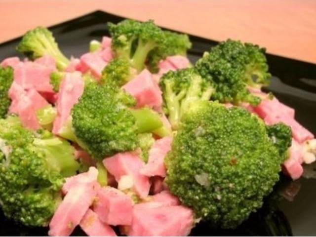 Salát z brokolice, vajec a šunky
