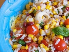 
	Rýžový salát se zeleninou a tuňákem.
