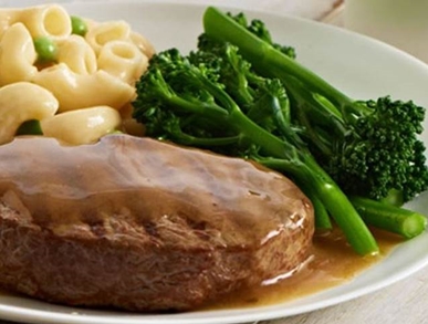 Hovězí steak s těstovinou a brokolicí