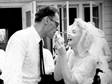 Marilyn Monroe na své první svatbě - ještě v tradičních bílých šatech.