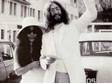 Yoko Ono při své svatbě s Johnem Lennonem v roce 1969 vypadala, jako by si odskočila na obřad z p...