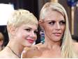 Komu to na červeném koberci ladí: Michelle Williams a Busy Philipps