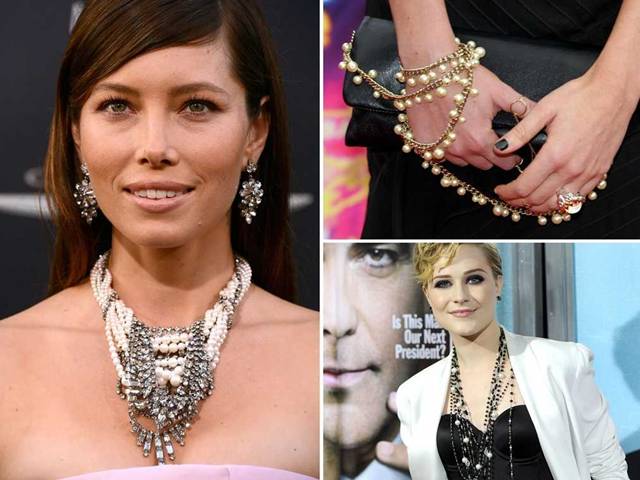 Jak nosí perly celebrity: Náhrdelníky, výšivky i ozdoby kabelek