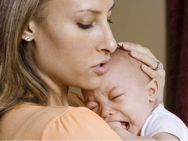Nechte dítě chvíli plakat, radí světoví pediatři
