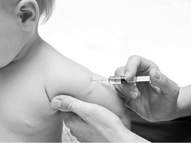 Chcete dětem usnadnit očkování? Zahrajte si spolu na doktora