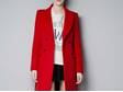 S barevným kabátem se v zimní šedi neztratíte: Zara, 3 999 Kč
