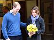 Těhotná vévodkyně z Cambridge opouští po boku svého manžela nemocnici.