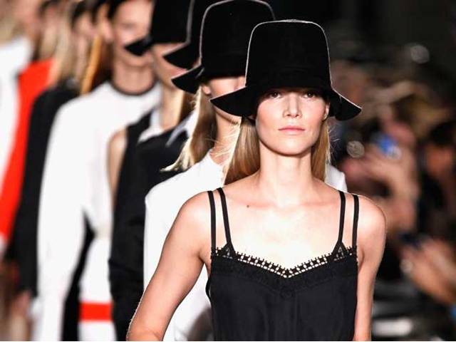 Victoria Beckham diktuje jarní módu: Tyhle kousky mají obrovský úspěch