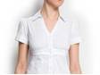Padnoucí bílá košile je módní nezbytnost: Mango, 499 Kč.