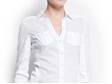 Padnoucí bílá košile je módní nezbytnost: Mango, 549 Kč.