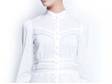 Padnoucí bílá košile je módní nezbytnost: Mango, 799 Kč.
