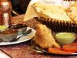Indian Jewel: Papadums – Křupavý chléb připravený z čočkové mouky a Samosas – Pirohy plněné bramb...