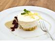 SOSTA Restaurant Cafe: Domácí kozí cheesecake s brusinkami v horkém medu.