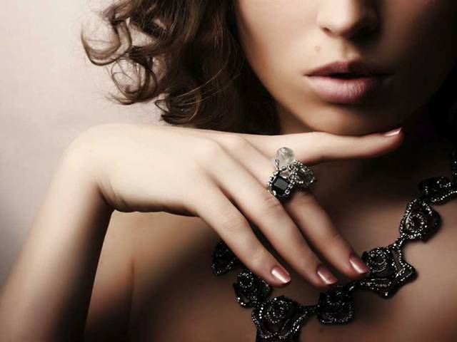 Šperk, nebo erotická pomůcka? Návrhářka vytvořila kolekci, která slouží jako obojí