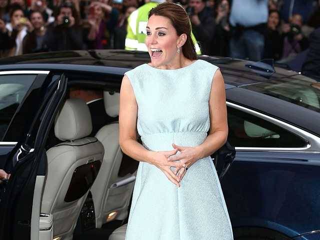 Vévodkyně Kate: Líbí se vám její první opravdu těhotenské šaty?