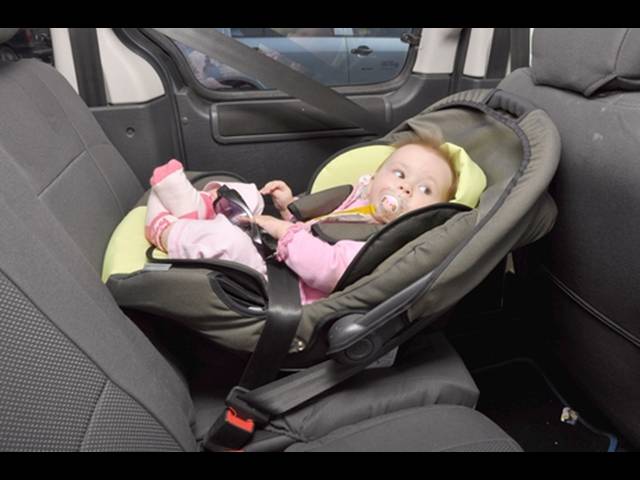 Jak bezpečně cestovat autem s dětmi