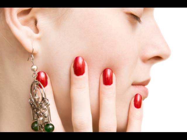 Nošení levných šperků může způsobovat alergii