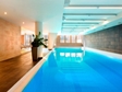 V Holmes Place si můžete zaplavat v luxusním bazénu.