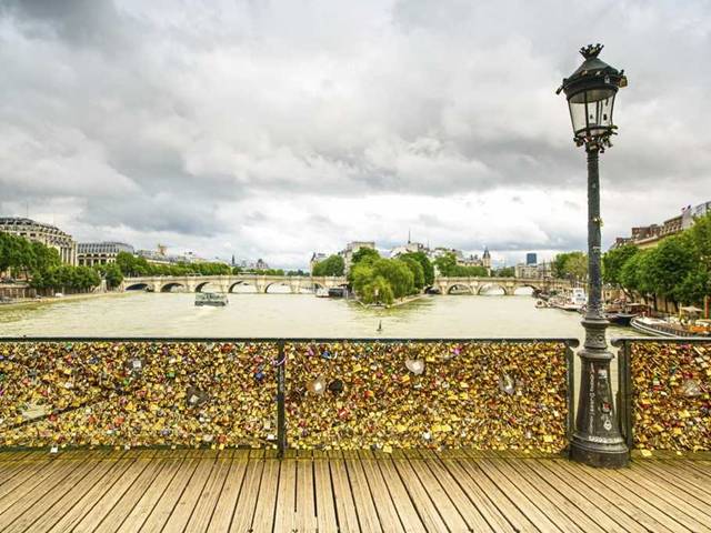 Pařížská radnice prosí milence: Foťte si selfie fotky, nezamykejte zámky na mostech