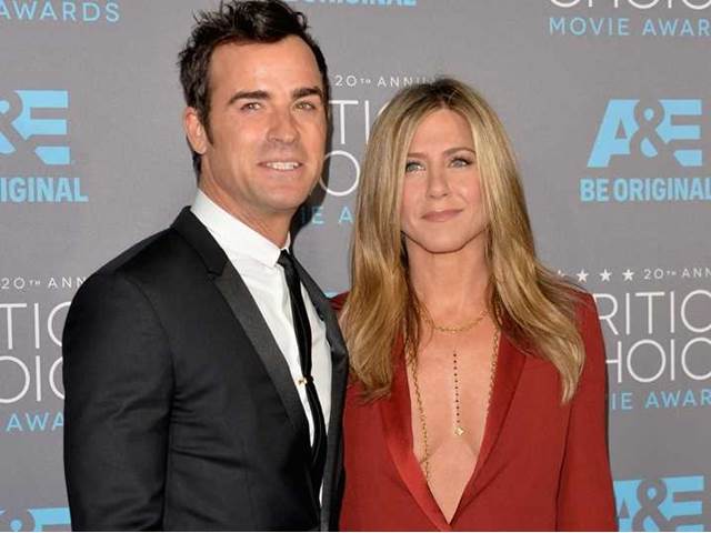 Zrádná gravitace dohnala i Jennifer Aniston: V 45 letech už to na sako bez podprsenky NENÍ!