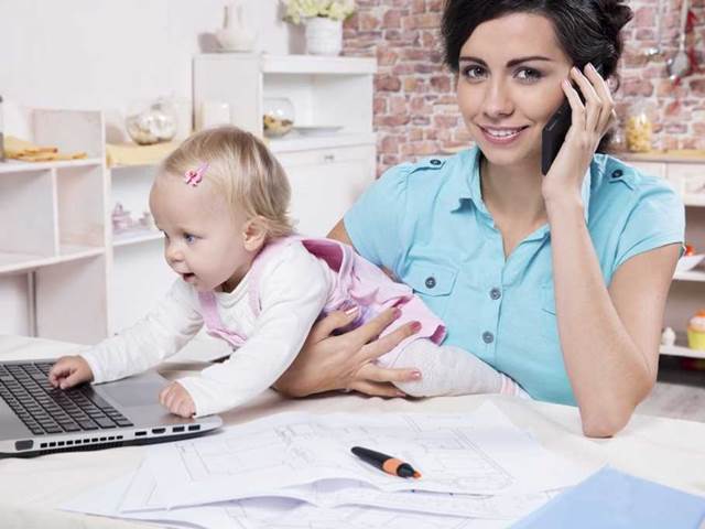 Zaměstnání na rodičovské dovolené: Pohodlné, nebo riskantní?