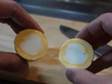 Vařené vejce se žloutkem na povrchu a bílkem uprostřed? 