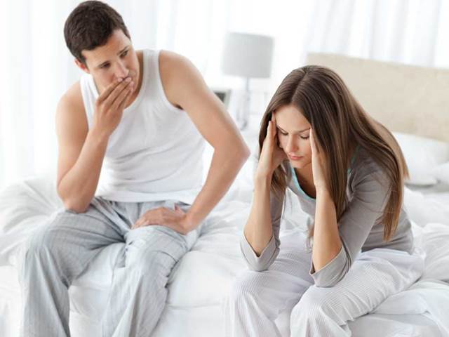Muži porušují manželský slib „ve zdraví i v nemoci“. Rozvádějí se, když ženy onemocní