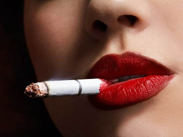 Kouření způsobuje obezitu, přestat kouřit naopak znamená zhubnout