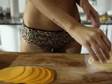Argentinka učí na YouTube vařit muže.