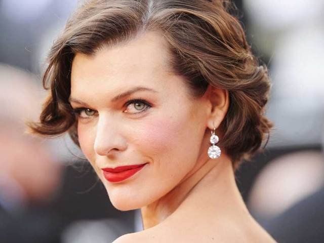 Milla Jovovich porodila. A má další holku