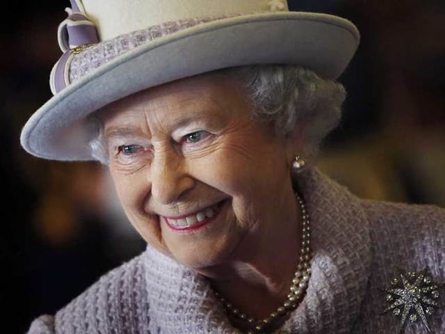 Královna Alžběta II. slaví: 90 let v jediném videu!