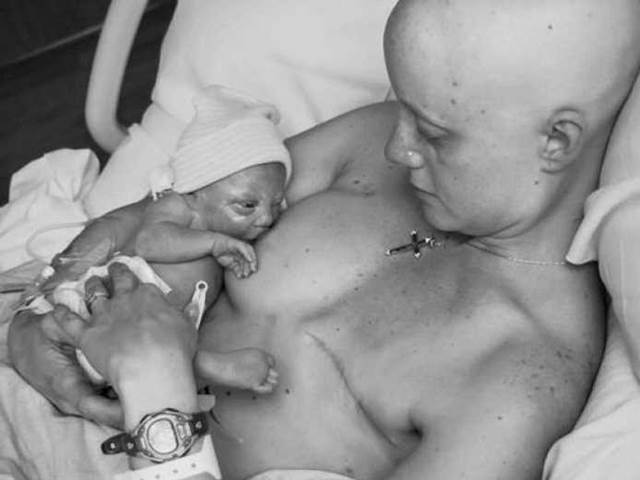 Tohle dojme i cynika: Žena s rakovinou poprvé kojí své miminko (FOTO)