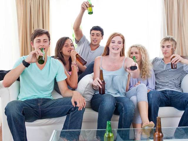Alkohol u dospívajících nezvratně poškozuje učení a paměť