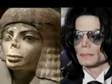 Michael Jackson a starověká egyptská socha.